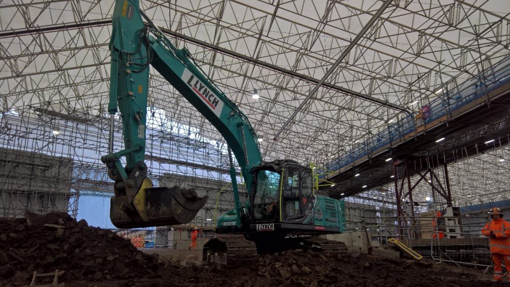 Picture of a hybrid excavator in operation at St James Garden in Euston 